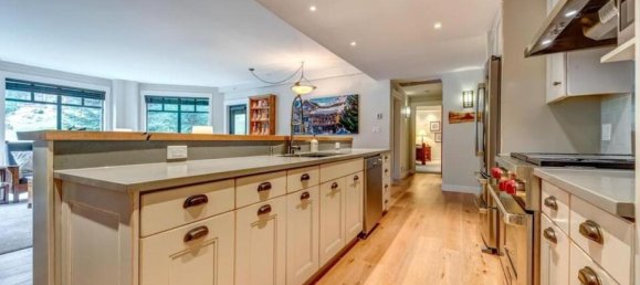 3 bedrooms Condo in British Columbia, Canada No. 1129 9