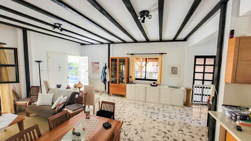 Propiedad comercial de 4 dormitorios en Moniatis, Cyprus No. 71668