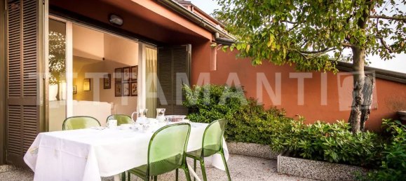 Villa de 3 dormitorios en Como, Italy No. 230372 3