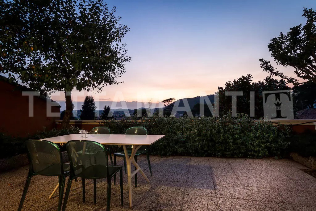 Villa de 3 dormitorios en Como, Italy No. 230372