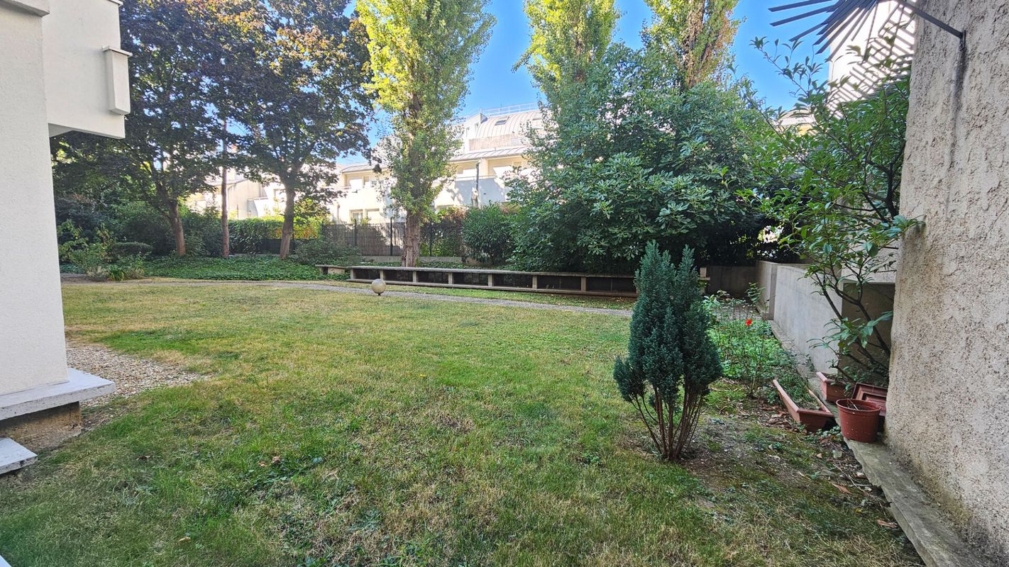 44m² Commercial property in Paris, France No. 344495