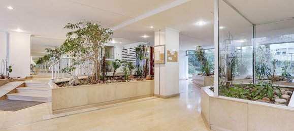 44m² Commercial property in Paris, France No. 344495 3