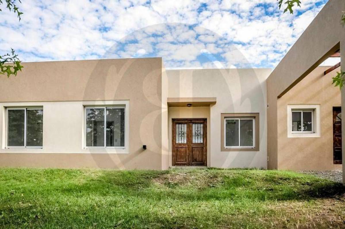 Casa de 3 dormitorios en Pilar, Argentina No. 78100