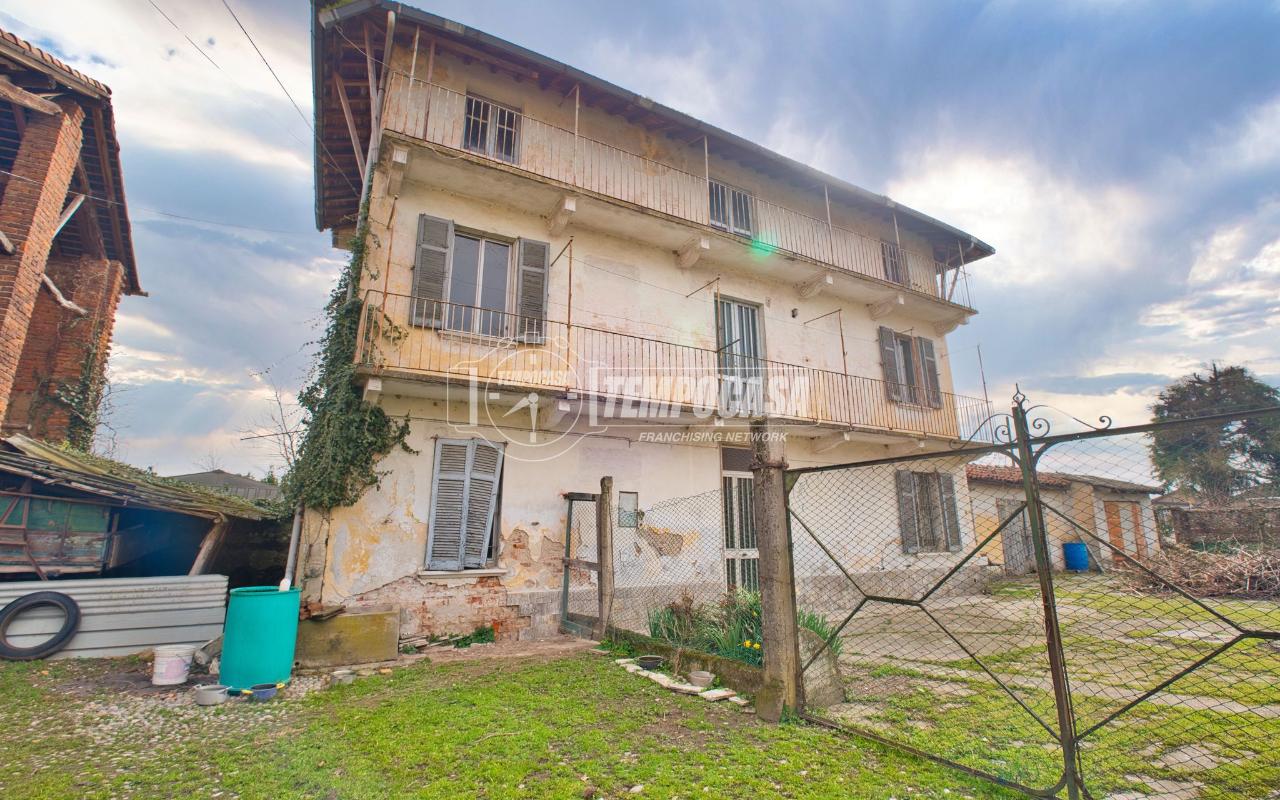 Casa de 4 habitaciónes en Cerano, Italy No. 38105