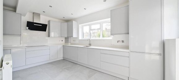 4 bedrooms House in Whetstone, United Kingdom No. 6712 5