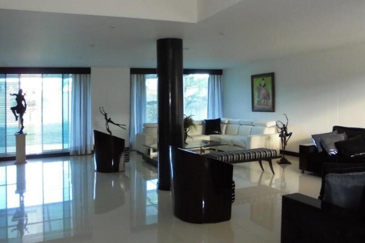 Casa de 4 dormitorios en Bogotá, Colombia No. 10535