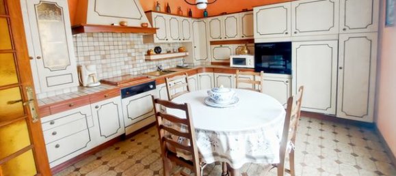 Casa de 4 dormitorios en Laval, France No. 311452 4