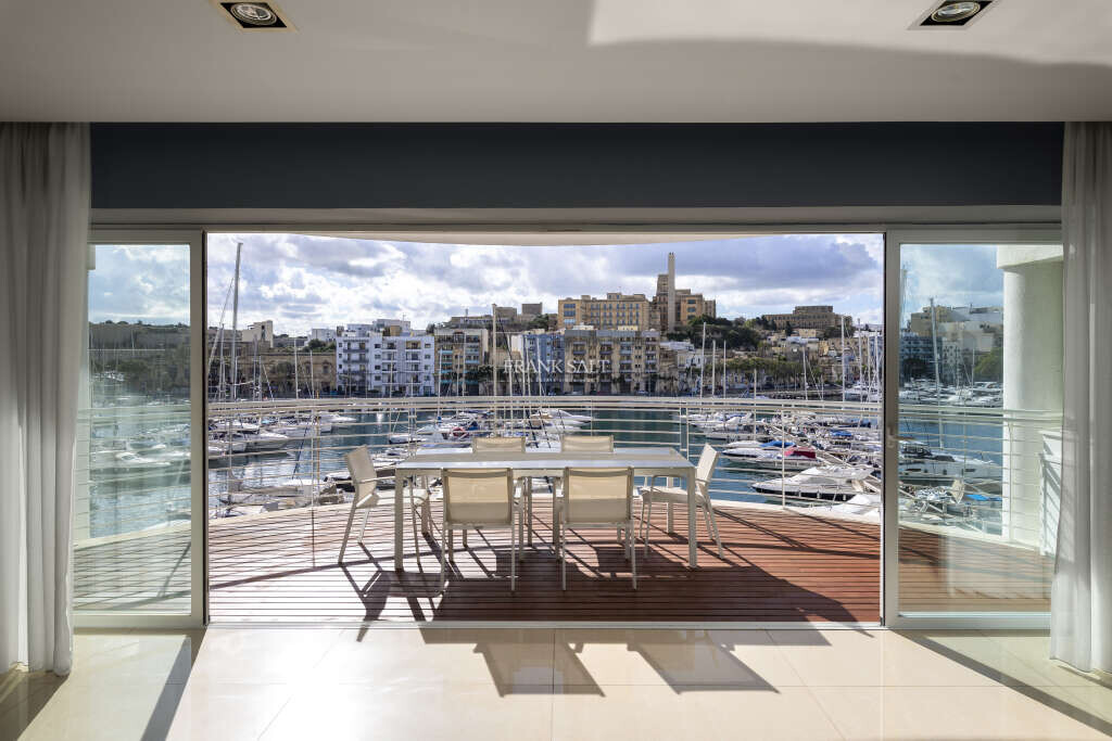 Apartamento de 3 dormitorios en Ta' Xbiex, Malta No. 7746