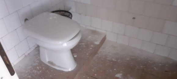 Gewerbliche Immobilie in Pontedera, Italy 34m², Nr. 92939 8