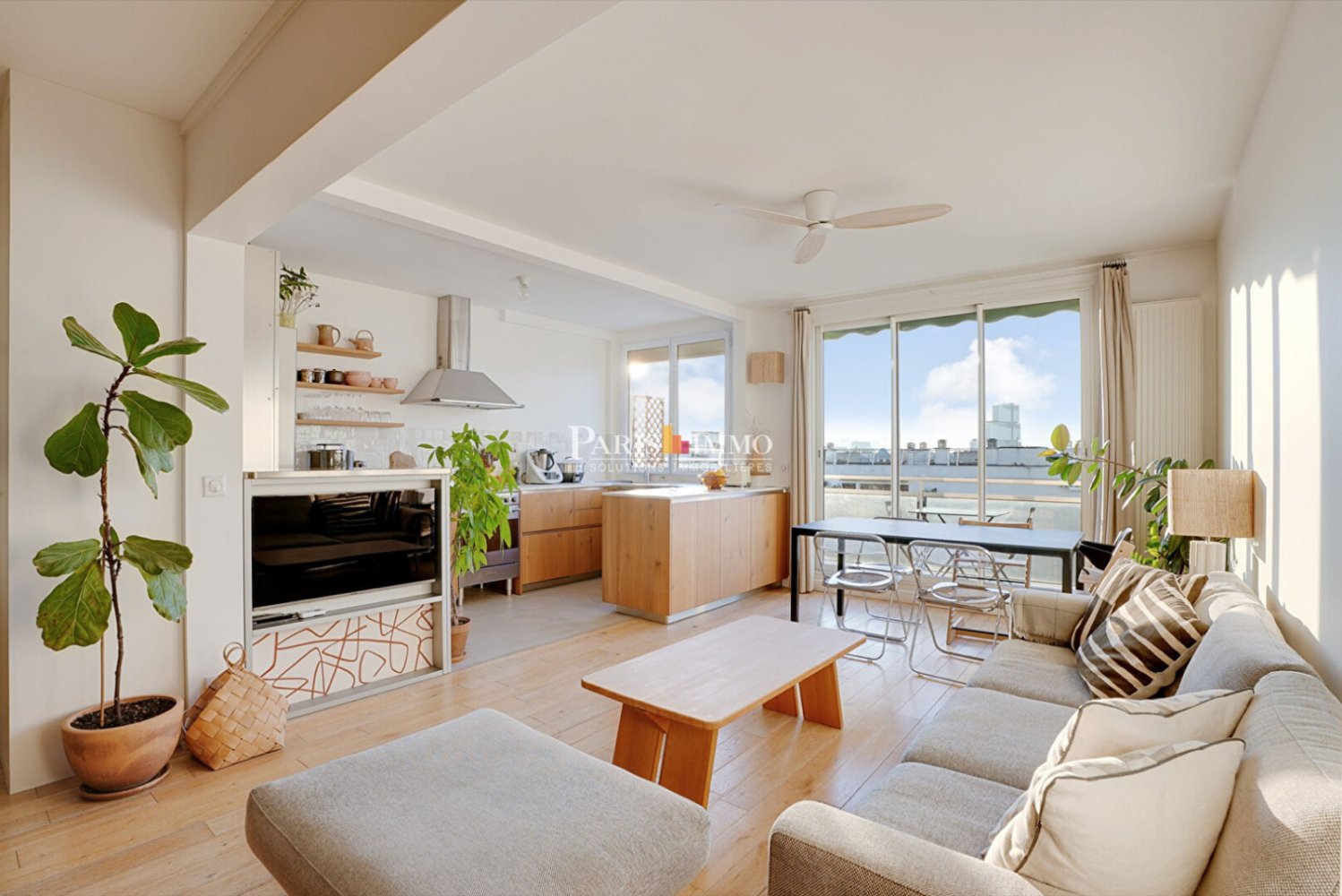 2 bedrooms Apartment in Paris, France No. 117383