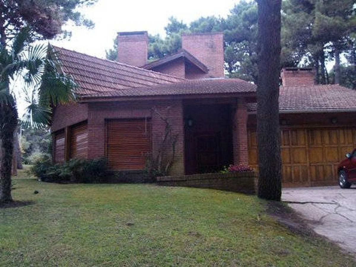 4 bedrooms House in Mar del Plata, Argentina No. 79404