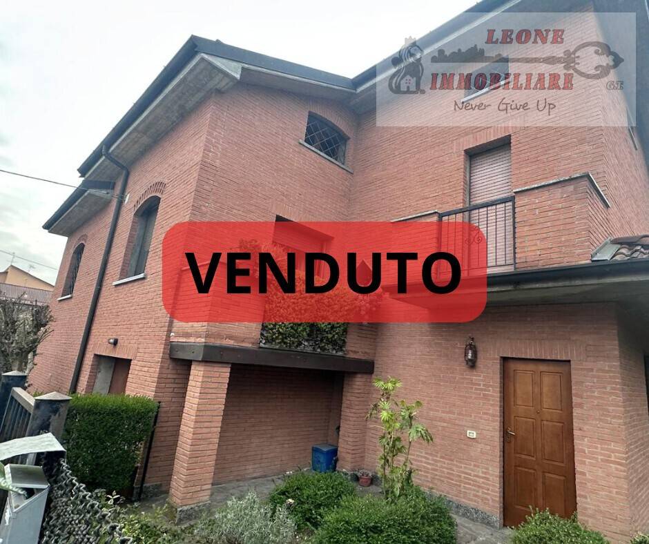 5 bedrooms Villa in Vidigulfo, Italy No. 384458