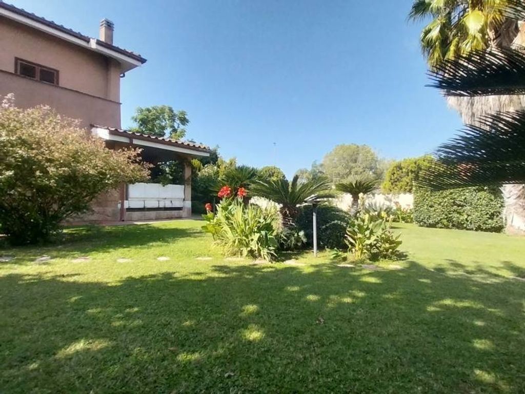 4 bedrooms Villa in Rome, Italy No. 11196
