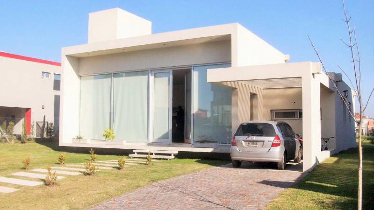 3 bedrooms House in Berazategui, Argentina No. 51486