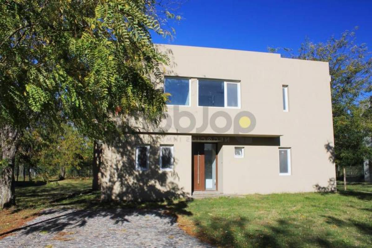 4 bedrooms House in Berazategui, Argentina No. 83946