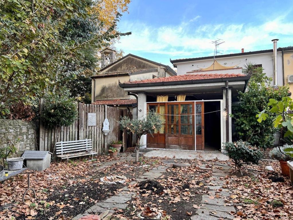 2 bedrooms Villa in Viareggio, Italy No. 39659