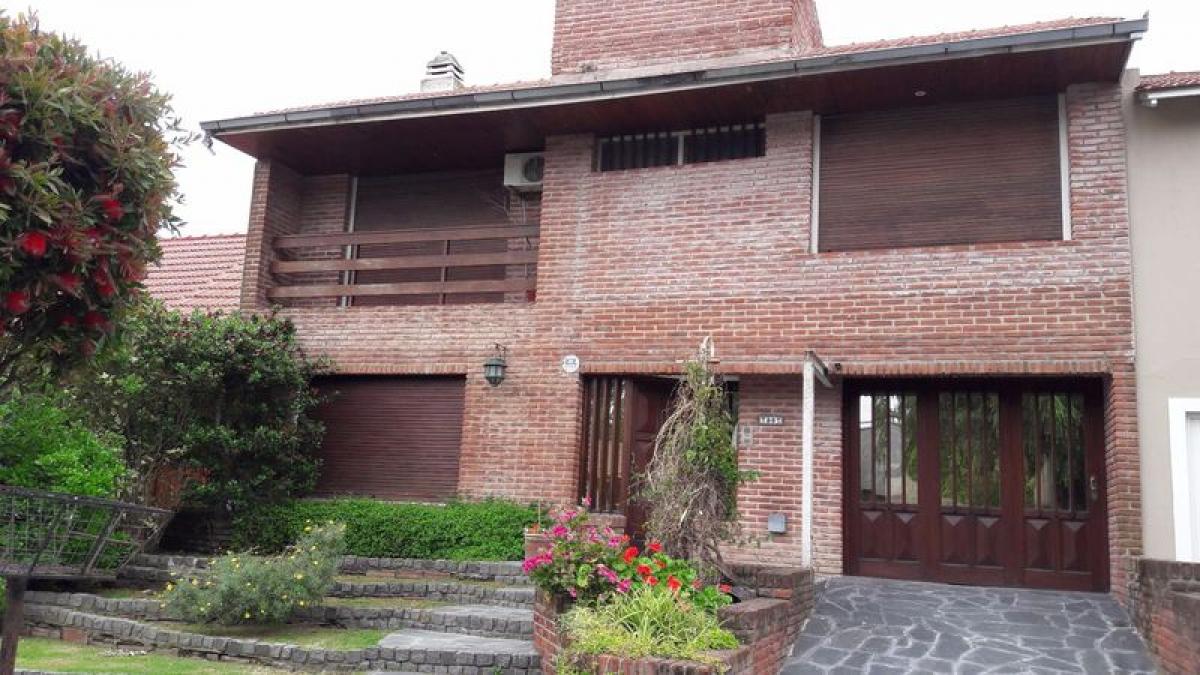 4 bedrooms House in Mar del Plata, Argentina No. 92556