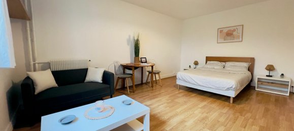 Studio in Paris, France No. 334704 2