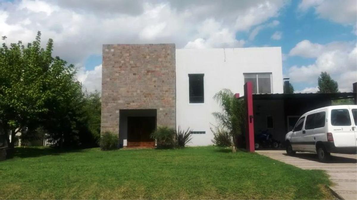 3 bedrooms House in Ituzaingo, Argentina No. 75356