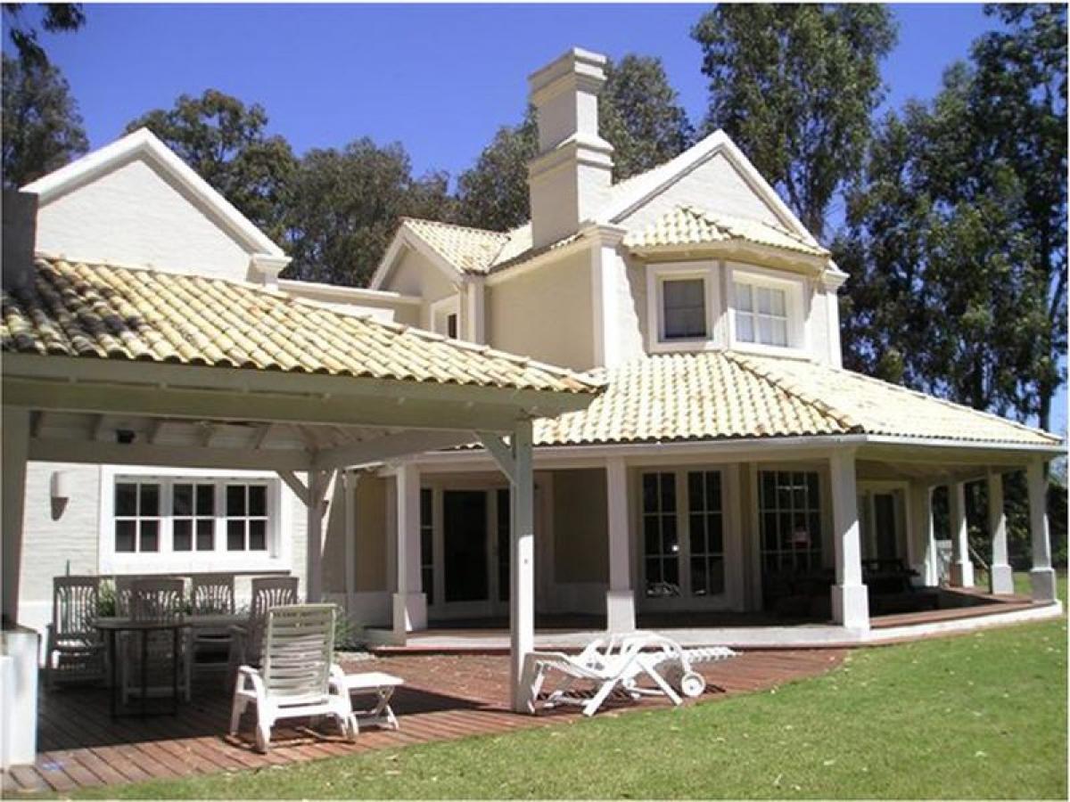 Casa de 3 dormitorios en Maldonado, Uruguay No. 11298