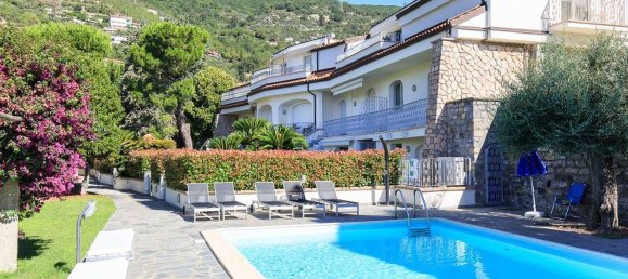 Квартира с 5 комнатами в Алассио, Италия № 130935 12