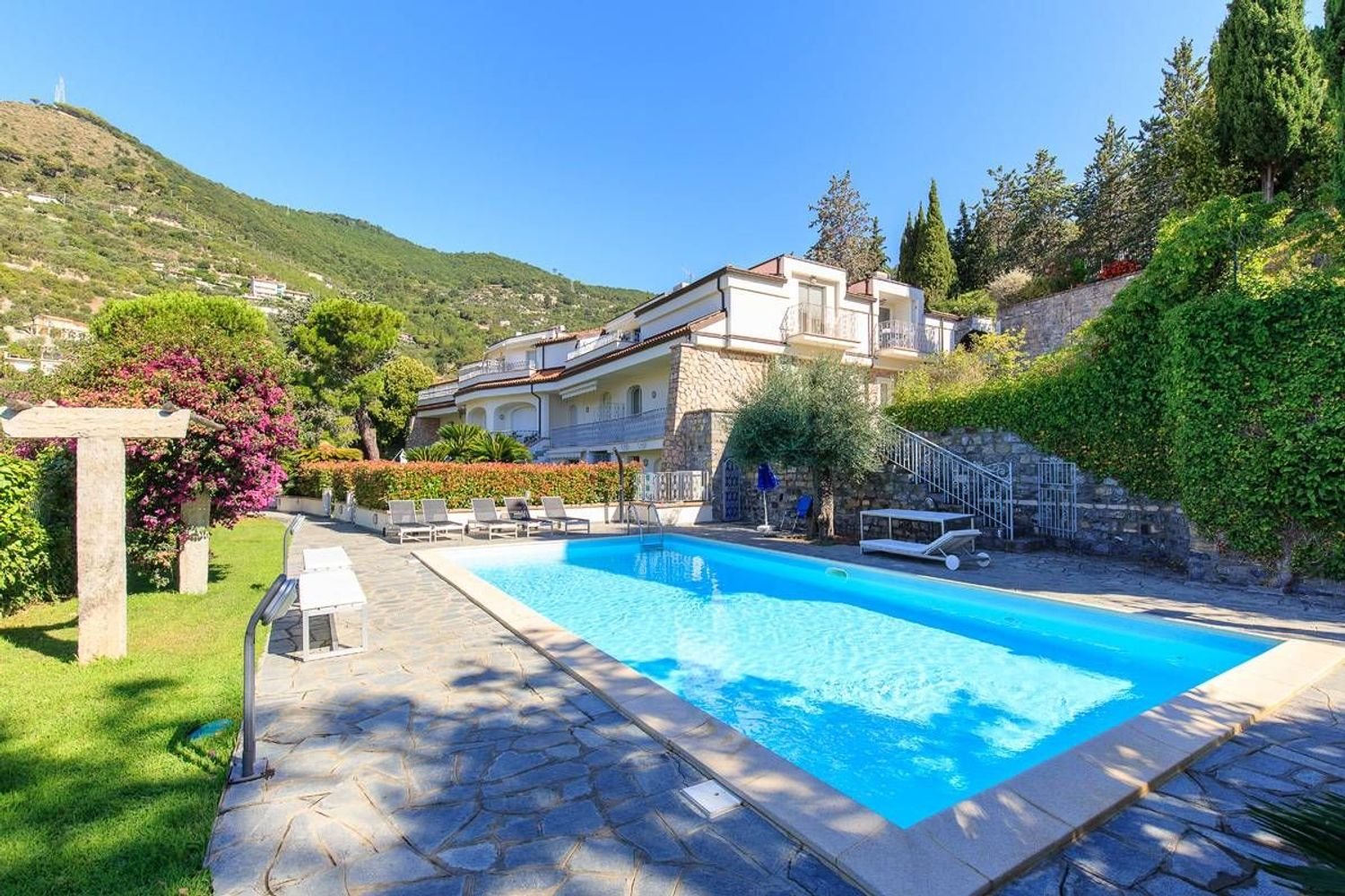 Квартира с 5 комнатами в Алассио, Италия № 130935