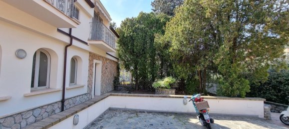 Квартира с 5 комнатами в Алассио, Италия № 130935 3