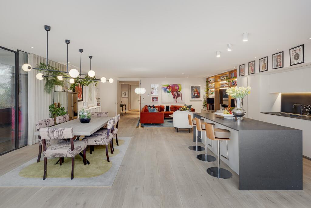 4 bedrooms Apartment in London, United Kingdom No. 13199