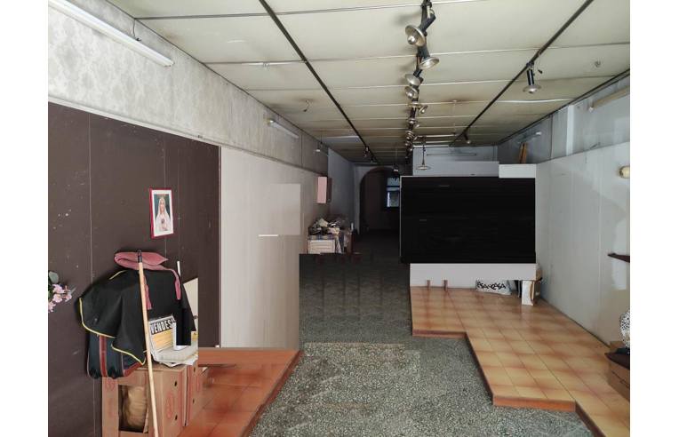 1 room Commercial property in Bari, Italy No. 350033