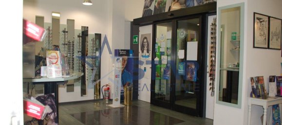 Коммерческая недвижимость с 2 комнатами в Чинизелло Бальсамо, Италия № 184131 10