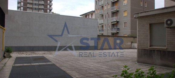 Коммерческая недвижимость с 2 комнатами в Чинизелло Бальсамо, Италия № 184131 19