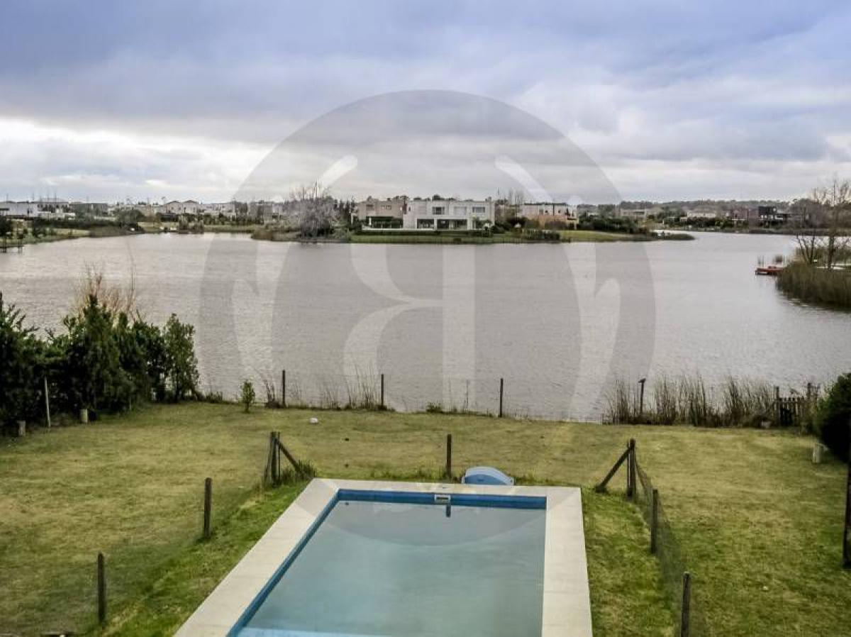 4 bedrooms House in Tigre, Argentina No. 102880
