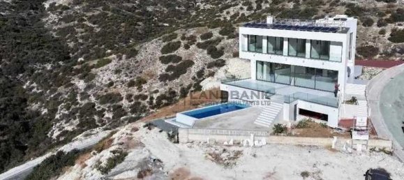 8 bedrooms House in Limassol, Cyprus No. 13736 3