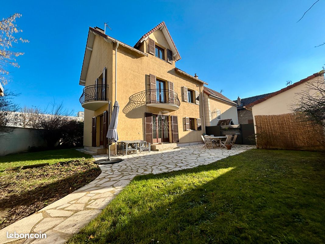 5 bedrooms House in Poissy, France No. 163582