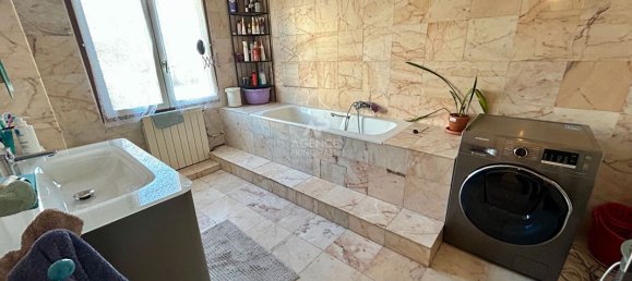 5 bedrooms House in Poissy, France No. 163582 10