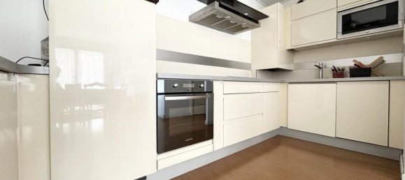 2 bedrooms Apartment in Elancourt, France No. 351642 4