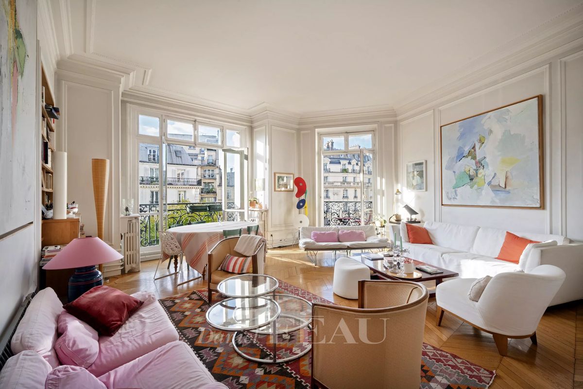 5 bedrooms Apartment in Paris, France No. 177297
