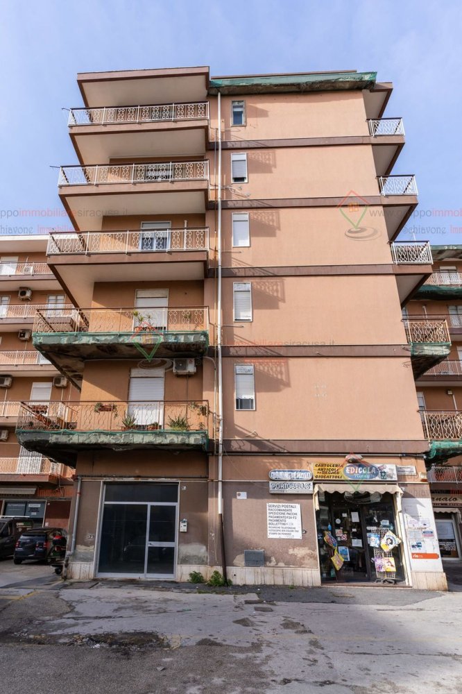 70 rooms Commercial property in Syracuse, Italy No. 246137