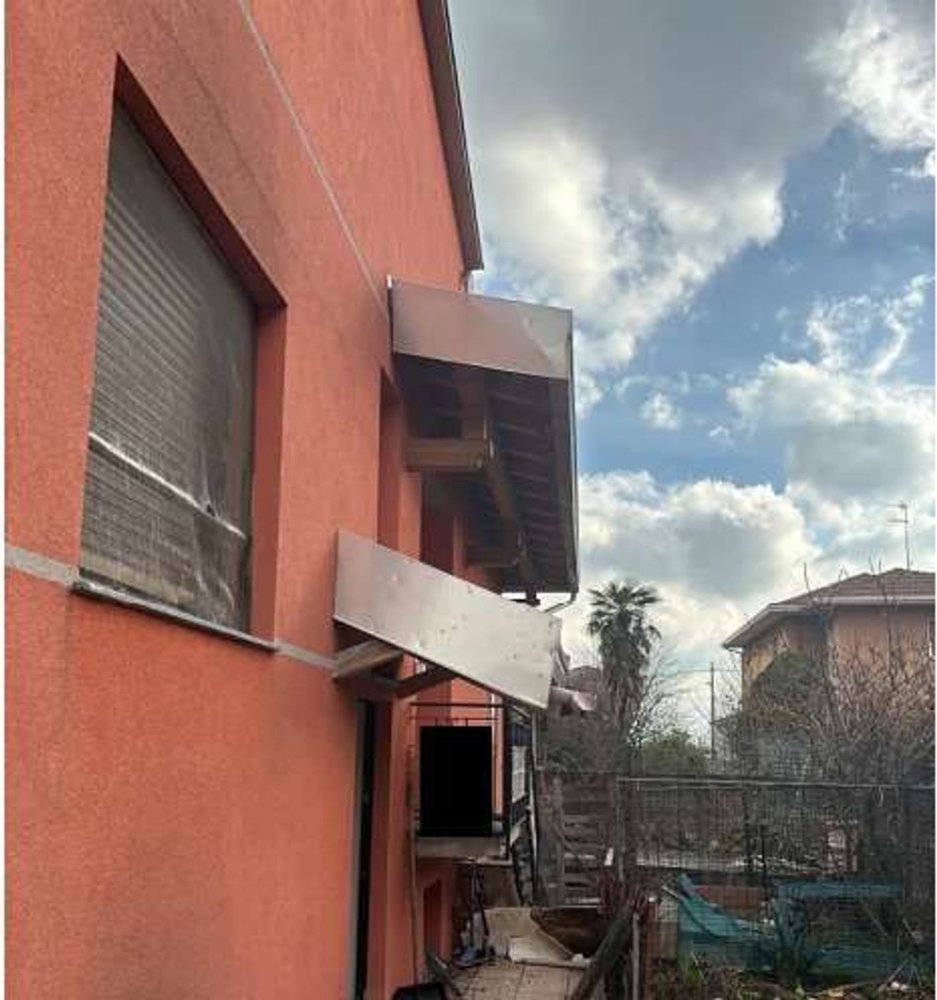 7 rooms Apartment in Saronno, Italy No. 299478