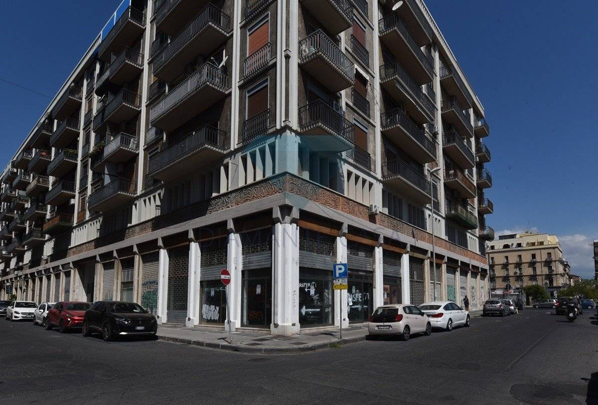 Propiedad comercial de 5 habitaciónes en Catania, Italy No. 375196