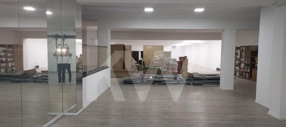 486m² Commercial property in Porto, Portugal No. 43020 5