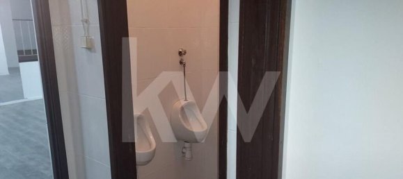 486m² Commercial property in Porto, Portugal No. 43020 12