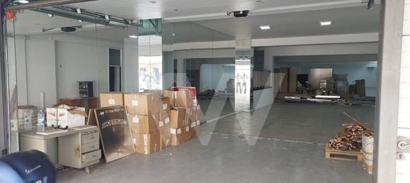 486m² Commercial property in Porto, Portugal No. 43020 10