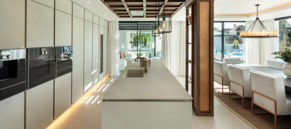 5 bedrooms Villa in Marbella, Spain No. 96684 7