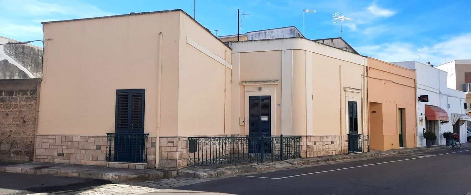 5 rooms House in Campi Salentina, Italy No. 276129