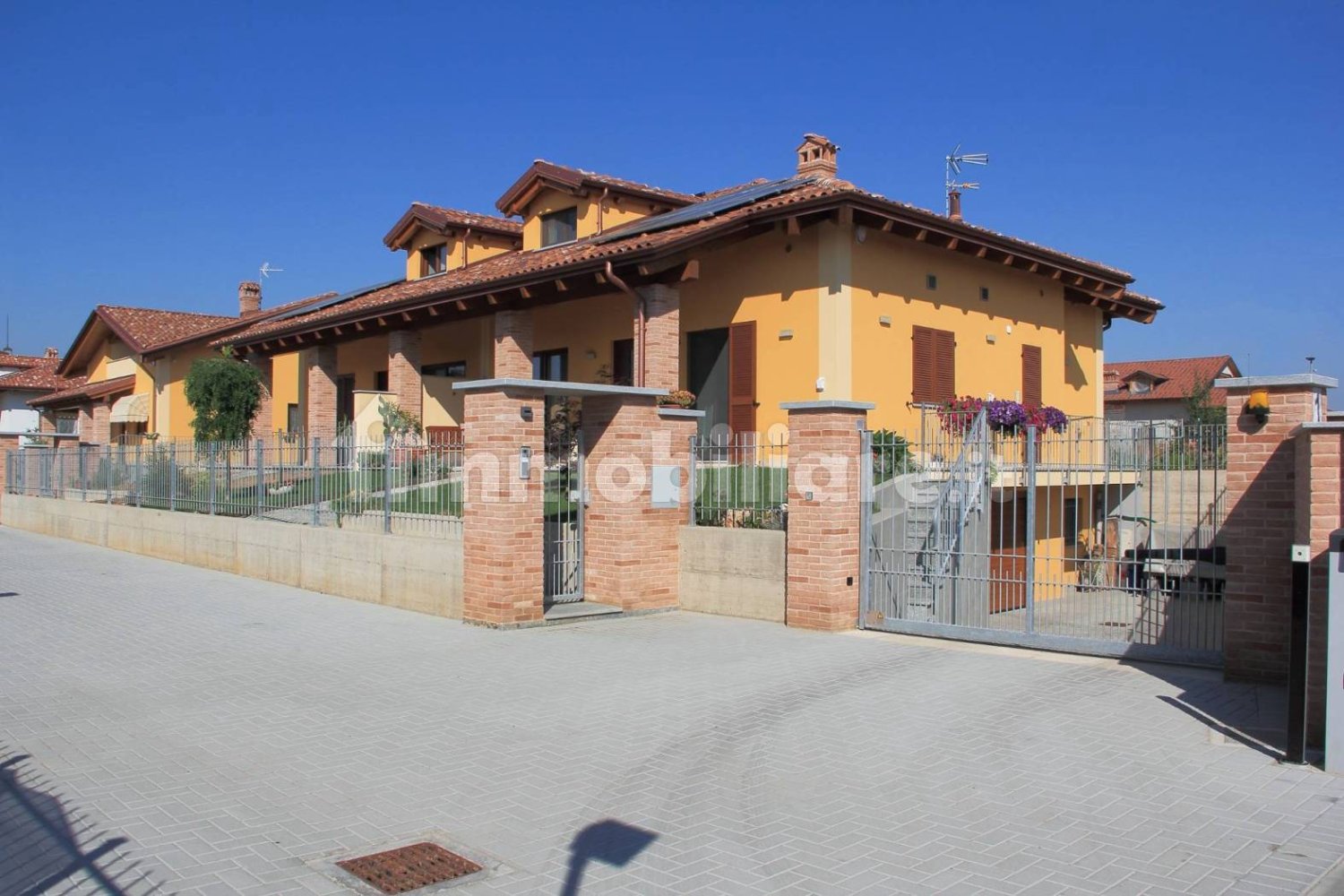 3 bedrooms Villa in Cherasco, Italy No. 350758