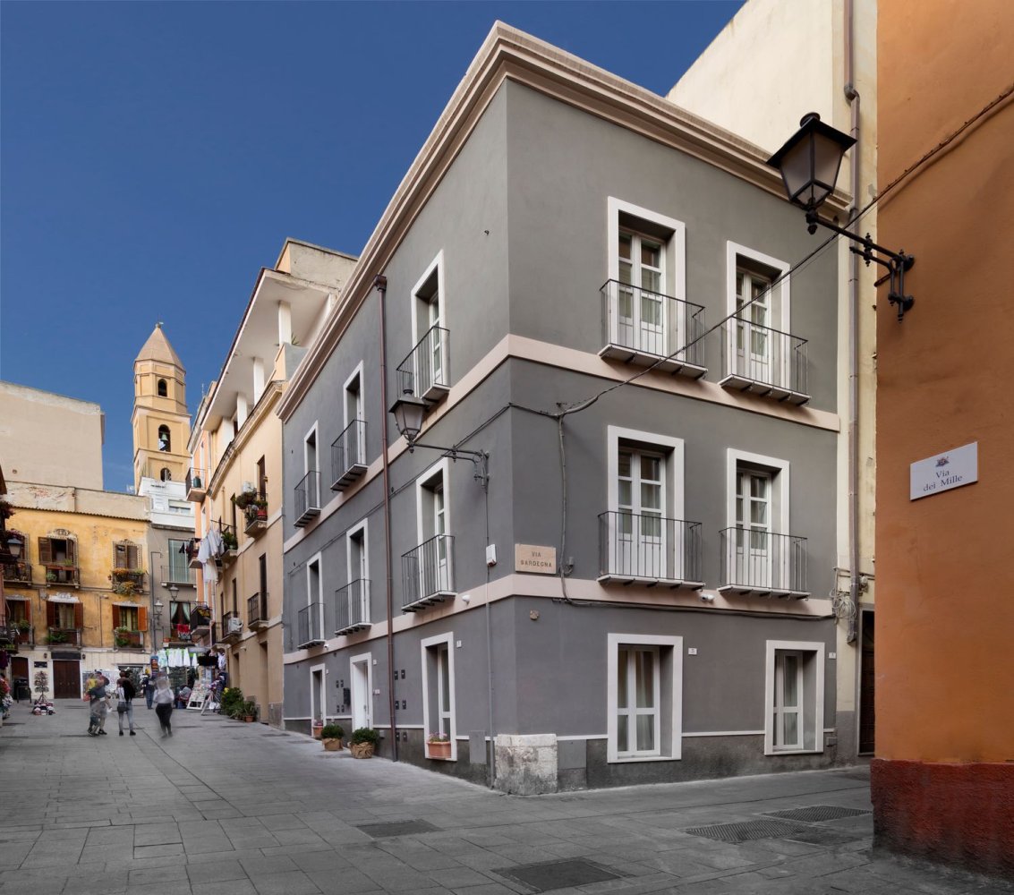 300m² Building in Cagliari, Italy No. 290062