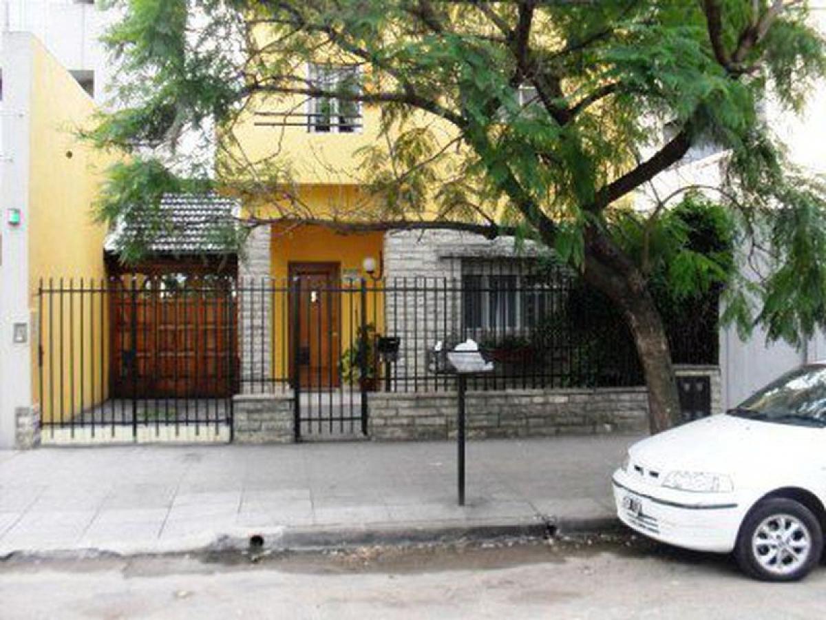 4 bedrooms House in Moron, Argentina No. 20943