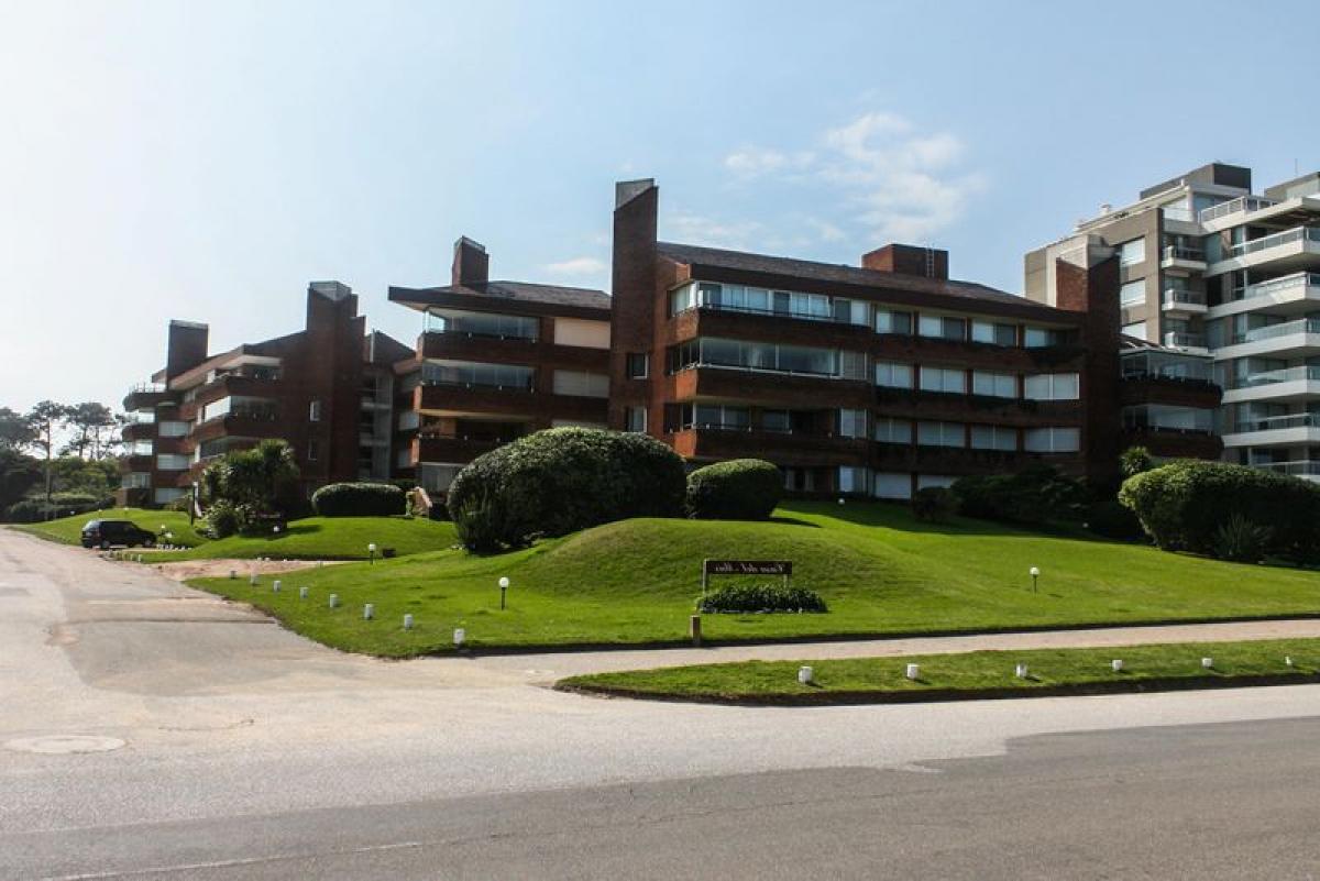 Apartamento de 3 dormitorios en Maldonado, Uruguay No. 4725