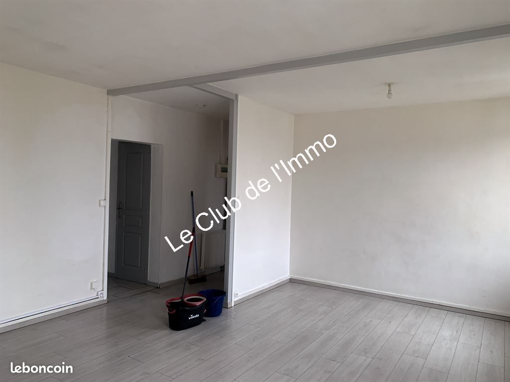2 bedrooms Apartment in Fleury-les-Aubrais, France No. 214614